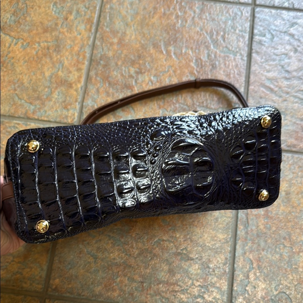 Chic Designer Snakeskin and Leather Handbag - Picture 4 of 4